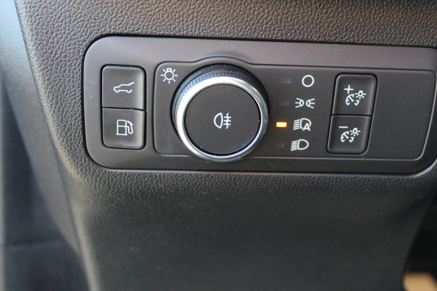 Ford Kuga 2.5-243pk PHEV ST-Line X. Van €. 54.937,- voor €. 43.735,- Trekgewicht van 2.100kg ! Elektr. panodak., elektr. trekhaak, stoel-, stuur- en voorraamverw., 360gr. Camera, HUD, AppleCarplay/Androidauto, Elektr. verstelb. comfortstoelen, LED verl.