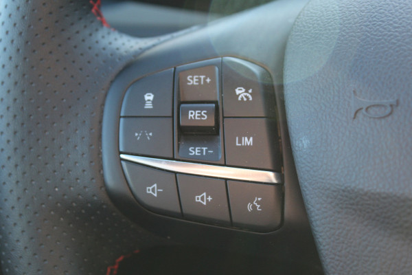 Ford Kuga 2.5-243pk PHEV ST-Line X. Van €. 54.937,- voor €. 43.735,- Trekgewicht van 2.100kg ! Elektr. panodak., elektr. trekhaak, stoel-, stuur- en voorraamverw., 360gr. Camera, HUD, AppleCarplay/Androidauto, Elektr. verstelb. comfortstoelen, LED verl.