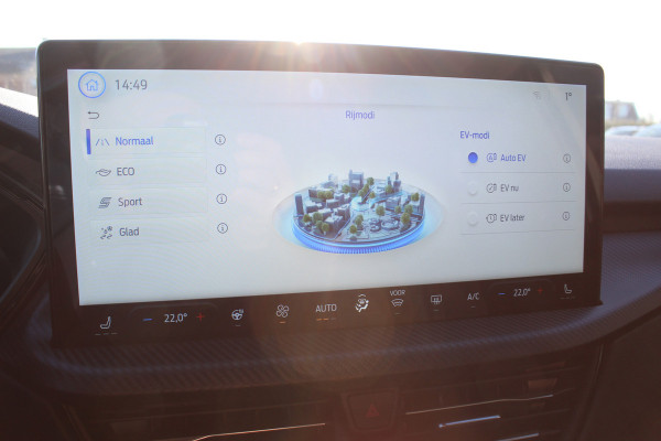 Ford Kuga 2.5-243pk PHEV ST-Line X. Van €. 54.937,- voor €. 43.735,- Trekgewicht van 2.100kg ! Elektr. panodak., elektr. trekhaak, stoel-, stuur- en voorraamverw., 360gr. Camera, HUD, AppleCarplay/Androidauto, Elektr. verstelb. comfortstoelen, LED verl.