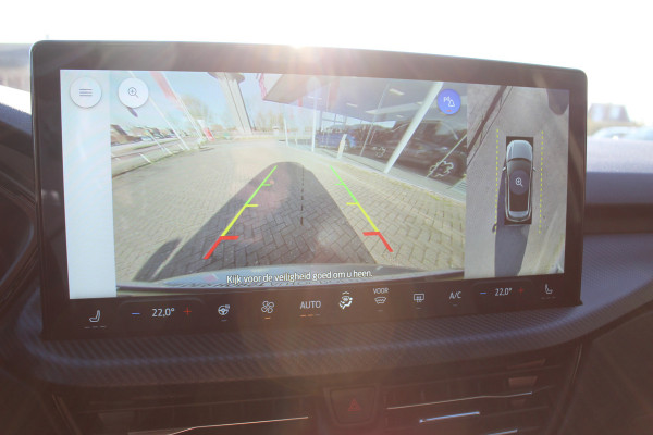 Ford Kuga 2.5-243pk PHEV ST-Line X. Van €. 54.937,- voor €. 43.735,- Trekgewicht van 2.100kg ! Elektr. panodak., elektr. trekhaak, stoel-, stuur- en voorraamverw., 360gr. Camera, HUD, AppleCarplay/Androidauto, Elektr. verstelb. comfortstoelen, LED verl.