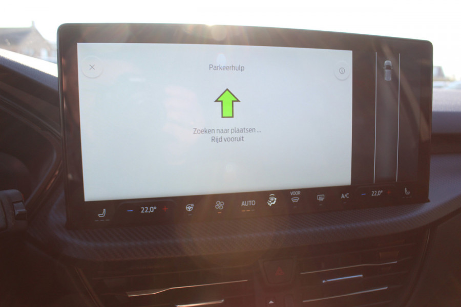 Ford Kuga 2.5-243pk PHEV ST-Line X. Van €. 54.937,- voor €. 43.735,- Trekgewicht van 2.100kg ! Elektr. panodak., elektr. trekhaak, stoel-, stuur- en voorraamverw., 360gr. Camera, HUD, AppleCarplay/Androidauto, Elektr. verstelb. comfortstoelen, LED verl.