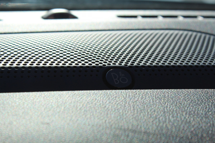 Ford Kuga 2.5-243pk PHEV ST-Line X. Van €. 54.937,- voor €. 43.735,- Trekgewicht van 2.100kg ! Elektr. panodak., elektr. trekhaak, stoel-, stuur- en voorraamverw., 360gr. Camera, HUD, AppleCarplay/Androidauto, Elektr. verstelb. comfortstoelen, LED verl.