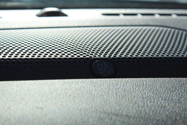 Ford Kuga 2.5-243pk PHEV ST-Line X. Van €. 54.937,- voor €. 43.735,- Trekgewicht van 2.100kg ! Elektr. panodak., elektr. trekhaak, stoel-, stuur- en voorraamverw., 360gr. Camera, HUD, AppleCarplay/Androidauto, Elektr. verstelb. comfortstoelen, LED verl.