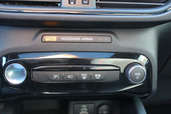 Ford Kuga 2.5-243pk PHEV ST-Line X. Van €. 54.937,- voor €. 43.735,- Trekgewicht van 2.100kg ! Elektr. panodak., elektr. trekhaak, stoel-, stuur- en voorraamverw., 360gr. Camera, HUD, AppleCarplay/Androidauto, Elektr. verstelb. comfortstoelen, LED verl.