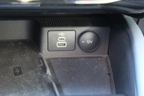 Ford Kuga 2.5-243pk PHEV ST-Line X. Van €. 54.937,- voor €. 43.735,- Trekgewicht van 2.100kg ! Elektr. panodak., elektr. trekhaak, stoel-, stuur- en voorraamverw., 360gr. Camera, HUD, AppleCarplay/Androidauto, Elektr. verstelb. comfortstoelen, LED verl.