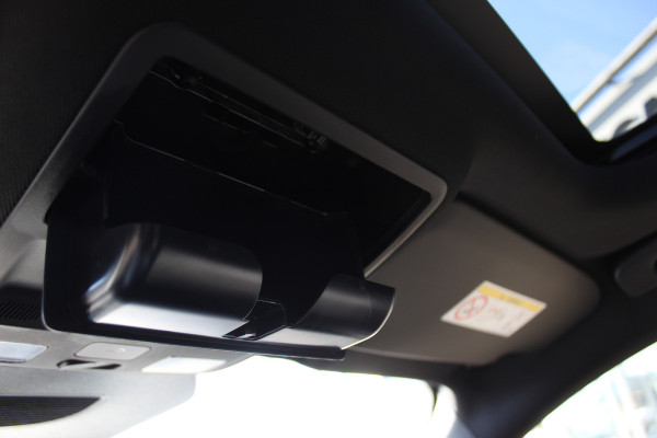 Ford Kuga 2.5-243pk PHEV ST-Line X. Van €. 54.937,- voor €. 43.735,- Trekgewicht van 2.100kg ! Elektr. panodak., elektr. trekhaak, stoel-, stuur- en voorraamverw., 360gr. Camera, HUD, AppleCarplay/Androidauto, Elektr. verstelb. comfortstoelen, LED verl.