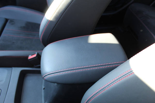 Ford Kuga 2.5-243pk PHEV ST-Line X. Van €. 54.937,- voor €. 43.735,- Trekgewicht van 2.100kg ! Elektr. panodak., elektr. trekhaak, stoel-, stuur- en voorraamverw., 360gr. Camera, HUD, AppleCarplay/Androidauto, Elektr. verstelb. comfortstoelen, LED verl.