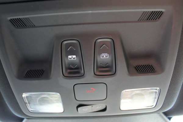 Ford Kuga 2.5-243pk PHEV ST-Line X. Van €. 54.937,- voor €. 43.735,- Trekgewicht van 2.100kg ! Elektr. panodak., elektr. trekhaak, stoel-, stuur- en voorraamverw., 360gr. Camera, HUD, AppleCarplay/Androidauto, Elektr. verstelb. comfortstoelen, LED verl.