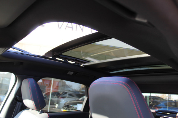 Ford Kuga 2.5-243pk PHEV ST-Line X. Van €. 54.937,- voor €. 43.735,- Trekgewicht van 2.100kg ! Elektr. panodak., elektr. trekhaak, stoel-, stuur- en voorraamverw., 360gr. Camera, HUD, AppleCarplay/Androidauto, Elektr. verstelb. comfortstoelen, LED verl.