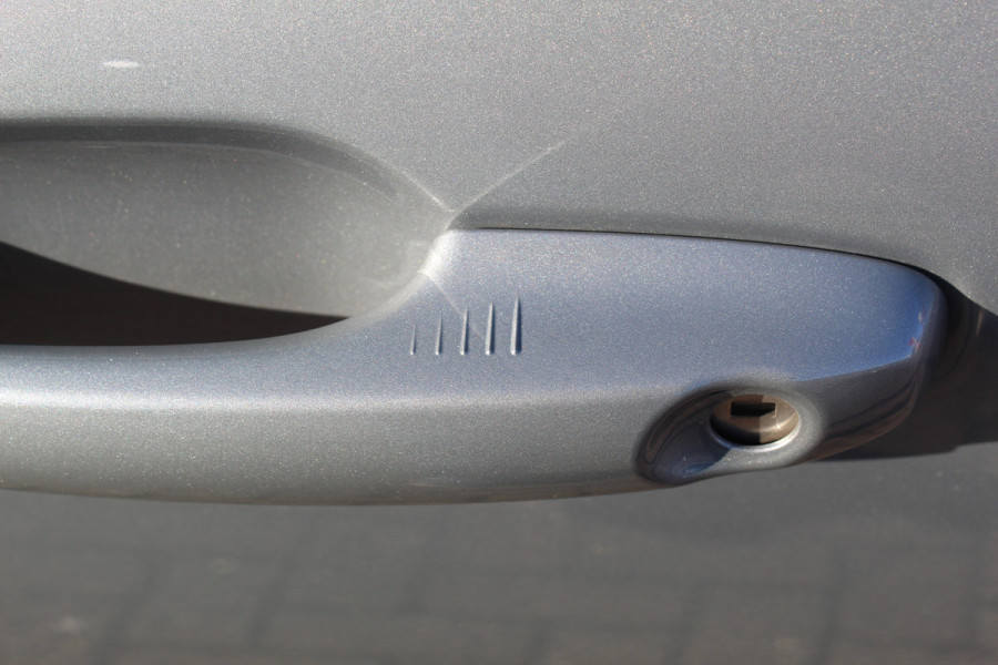 Ford Kuga 2.5-243pk PHEV ST-Line X. Van €. 54.937,- voor €. 43.735,- Trekgewicht van 2.100kg ! Elektr. panodak., elektr. trekhaak, stoel-, stuur- en voorraamverw., 360gr. Camera, HUD, AppleCarplay/Androidauto, Elektr. verstelb. comfortstoelen, LED verl.