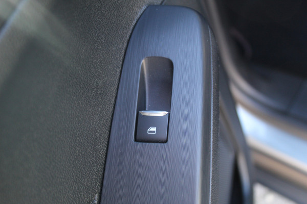 Ford Kuga 2.5-243pk PHEV ST-Line X. Van €. 54.937,- voor €. 43.735,- Trekgewicht van 2.100kg ! Elektr. panodak., elektr. trekhaak, stoel-, stuur- en voorraamverw., 360gr. Camera, HUD, AppleCarplay/Androidauto, Elektr. verstelb. comfortstoelen, LED verl.