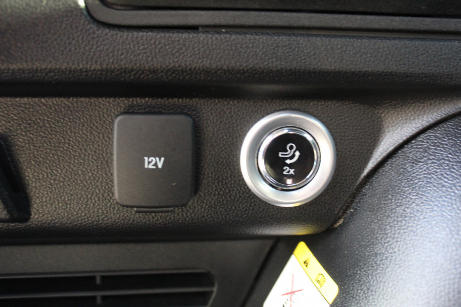 Ford Kuga 2.5-243pk PHEV ST-Line X. Van €. 54.937,- voor €. 43.735,- Trekgewicht van 2.100kg ! Elektr. panodak., elektr. trekhaak, stoel-, stuur- en voorraamverw., 360gr. Camera, HUD, AppleCarplay/Androidauto, Elektr. verstelb. comfortstoelen, LED verl.