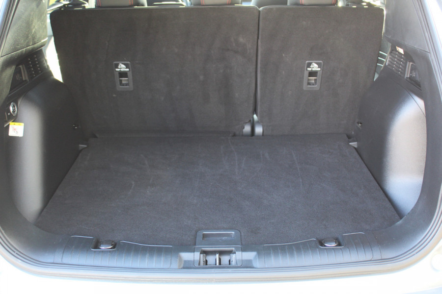 Ford Kuga 2.5-243pk PHEV ST-Line X. Van €. 54.937,- voor €. 43.735,- Trekgewicht van 2.100kg ! Elektr. panodak., elektr. trekhaak, stoel-, stuur- en voorraamverw., 360gr. Camera, HUD, AppleCarplay/Androidauto, Elektr. verstelb. comfortstoelen, LED verl.