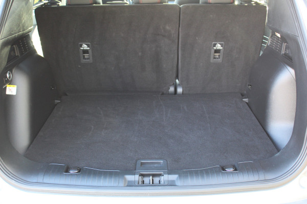 Ford Kuga 2.5-243pk PHEV ST-Line X. Van €. 54.937,- voor €. 43.735,- Trekgewicht van 2.100kg ! Elektr. panodak., elektr. trekhaak, stoel-, stuur- en voorraamverw., 360gr. Camera, HUD, AppleCarplay/Androidauto, Elektr. verstelb. comfortstoelen, LED verl.