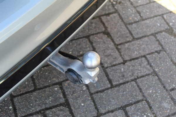 Ford Kuga 2.5-243pk PHEV ST-Line X. Van €. 54.937,- voor €. 43.735,- Trekgewicht van 2.100kg ! Elektr. panodak., elektr. trekhaak, stoel-, stuur- en voorraamverw., 360gr. Camera, HUD, AppleCarplay/Androidauto, Elektr. verstelb. comfortstoelen, LED verl.