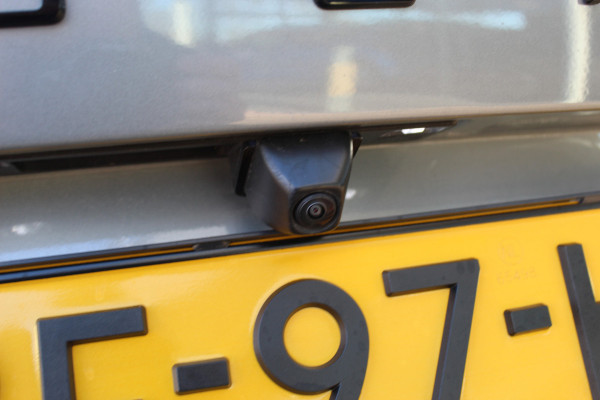 Ford Kuga 2.5-243pk PHEV ST-Line X. Van €. 54.937,- voor €. 43.735,- Trekgewicht van 2.100kg ! Elektr. panodak., elektr. trekhaak, stoel-, stuur- en voorraamverw., 360gr. Camera, HUD, AppleCarplay/Androidauto, Elektr. verstelb. comfortstoelen, LED verl.