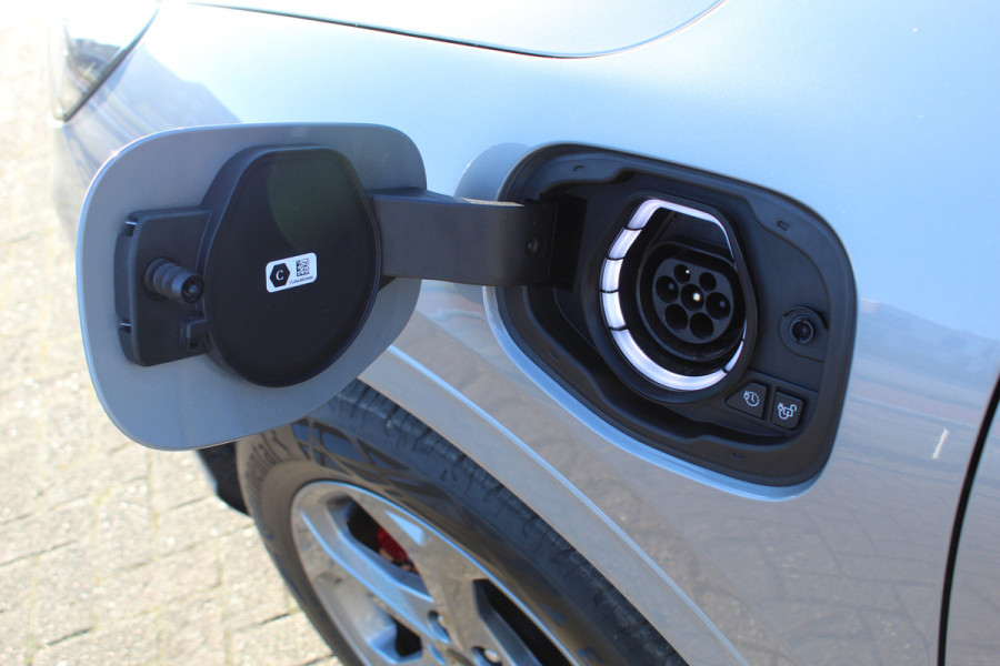 Ford Kuga 2.5-243pk PHEV ST-Line X. Van €. 54.937,- voor €. 43.735,- Trekgewicht van 2.100kg ! Elektr. panodak., elektr. trekhaak, stoel-, stuur- en voorraamverw., 360gr. Camera, HUD, AppleCarplay/Androidauto, Elektr. verstelb. comfortstoelen, LED verl.