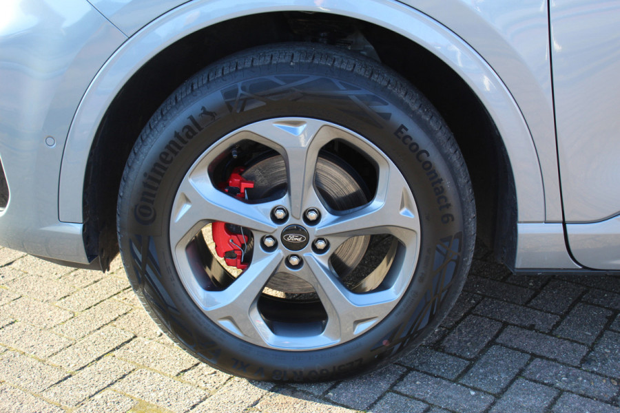 Ford Kuga 2.5-243pk PHEV ST-Line X. Van €. 54.937,- voor €. 43.735,- Trekgewicht van 2.100kg ! Elektr. panodak., elektr. trekhaak, stoel-, stuur- en voorraamverw., 360gr. Camera, HUD, AppleCarplay/Androidauto, Elektr. verstelb. comfortstoelen, LED verl.