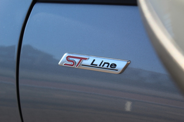 Ford Kuga 2.5-243pk PHEV ST-Line X. Van €. 54.937,- voor €. 43.735,- Trekgewicht van 2.100kg ! Elektr. panodak., elektr. trekhaak, stoel-, stuur- en voorraamverw., 360gr. Camera, HUD, AppleCarplay/Androidauto, Elektr. verstelb. comfortstoelen, LED verl.