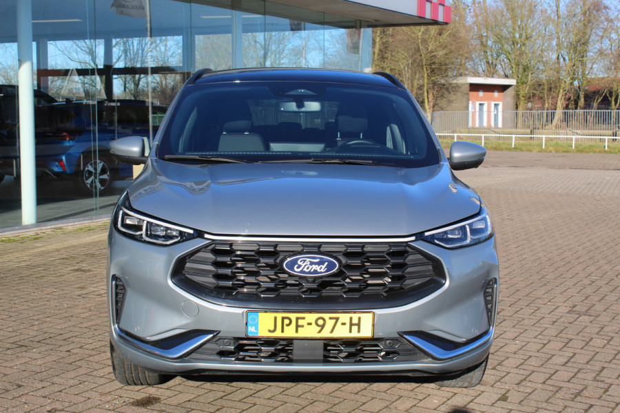 Ford Kuga 2.5-243pk PHEV ST-Line X. Van €. 54.937,- voor €. 43.735,- Trekgewicht van 2.100kg ! Elektr. panodak., elektr. trekhaak, stoel-, stuur- en voorraamverw., 360gr. Camera, HUD, AppleCarplay/Androidauto, Elektr. verstelb. comfortstoelen, LED verl.