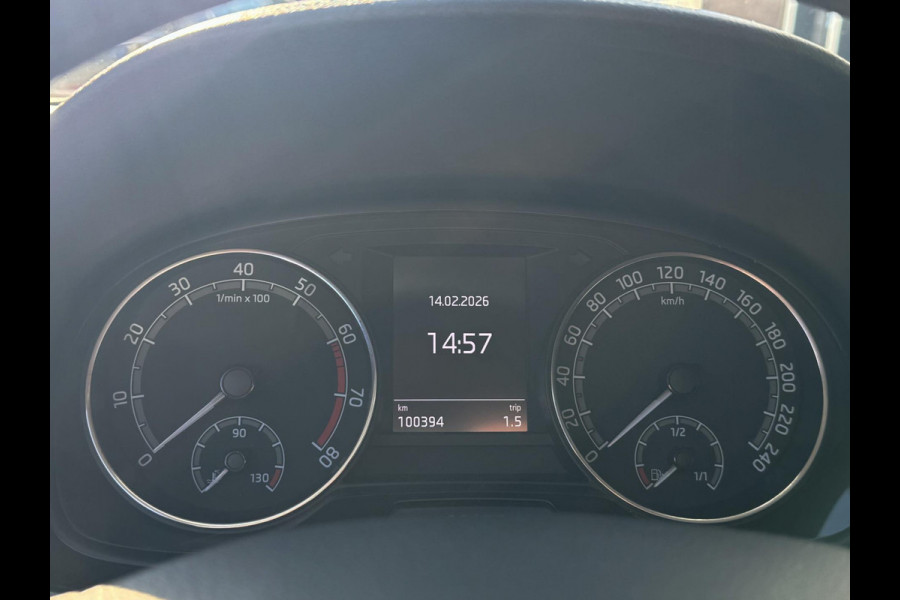 Škoda Fabia 1.0 Clever - Appel CarPlay / Navigatie I Airco I Achteruitrij Camera I LED I PDC I Sport velgen I Dealer onderhouden