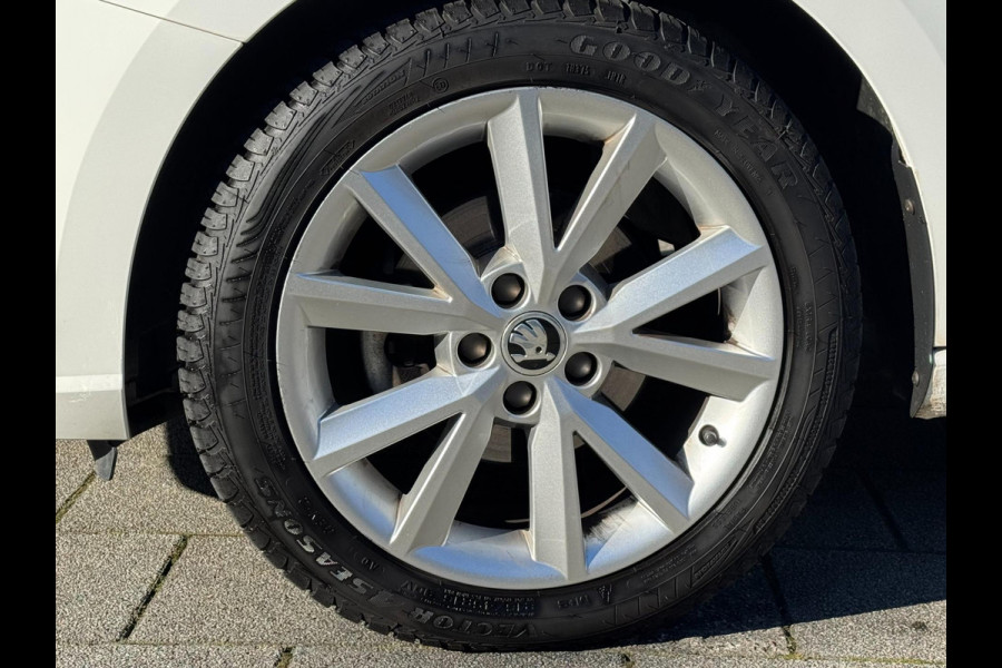 Škoda Fabia 1.0 Clever - Appel CarPlay / Navigatie I Airco I Achteruitrij Camera I LED I PDC I Sport velgen I Dealer onderhouden