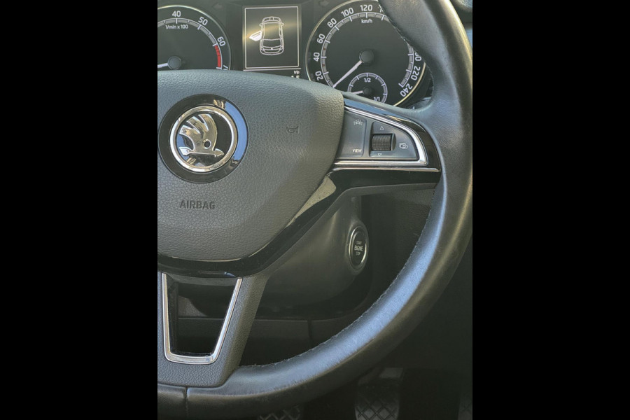 Škoda Fabia 1.0 Clever - Appel CarPlay / Navigatie I Airco I Achteruitrij Camera I LED I PDC I Sport velgen I Dealer onderhouden