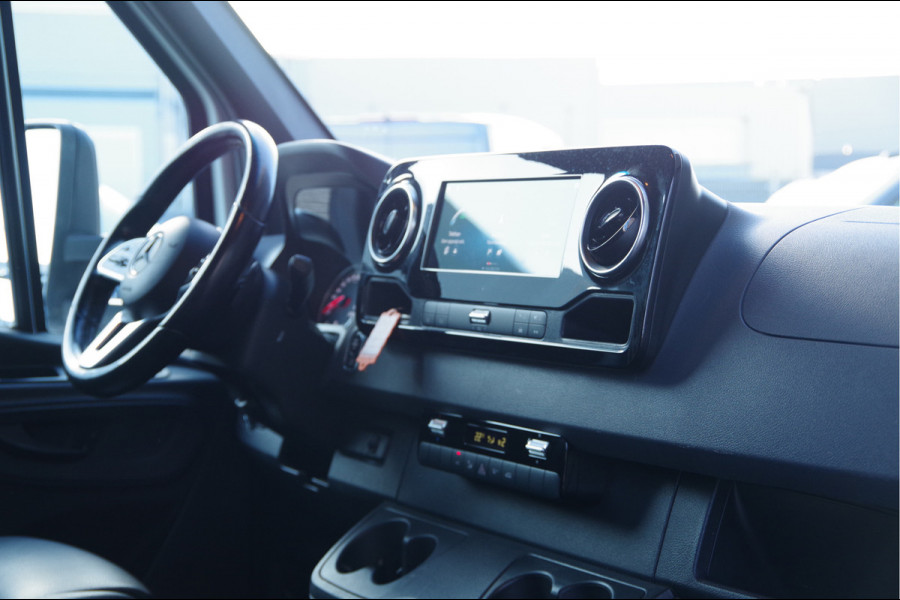 Mercedes-Benz Sprinter 519 3.0 CDI V6 N1 BAKWAGEN DUBBELLUCHT, AUT. LED, 3.5T TREKHAAK, LEDER, GEVEERDE STOEL, ADAPT. CRUISE, TREKHAAK, MBUX 10'', NAVI