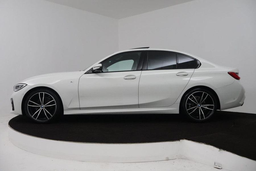 BMW 3-serie 320i High Executive Edition (PANORAMADAK, CAMERA, SFEERVERLICHTING, STOELVERWARMING, DIGITALE COCKPIT)
