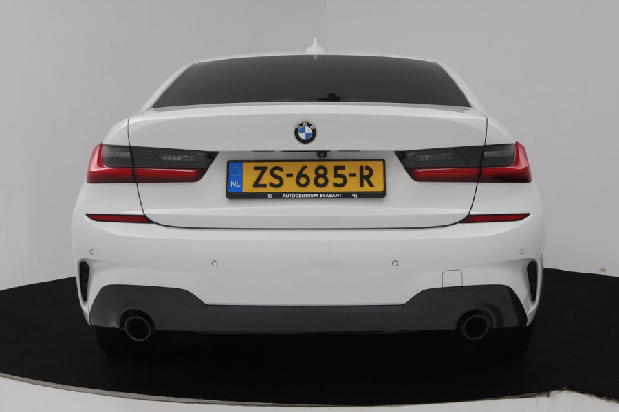 BMW 3-serie 320i High Executive Edition (PANORAMADAK, CAMERA, SFEERVERLICHTING, STOELVERWARMING, DIGITALE COCKPIT)