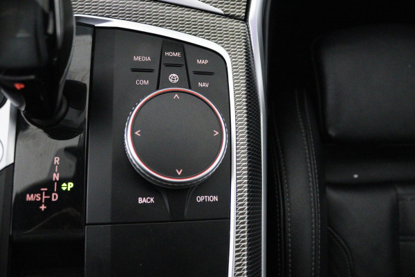 BMW 3-serie 320i High Executive Edition (PANORAMADAK, CAMERA, SFEERVERLICHTING, STOELVERWARMING, DIGITALE COCKPIT)