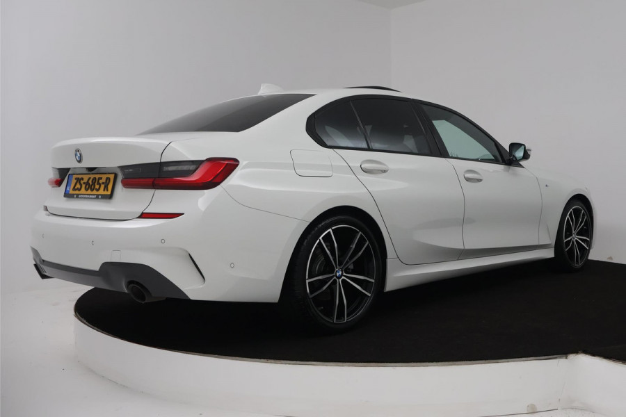 BMW 3-serie 320i High Executive Edition (PANORAMADAK, CAMERA, SFEERVERLICHTING, STOELVERWARMING, DIGITALE COCKPIT)