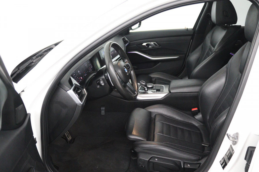 BMW 3-serie 320i High Executive Edition (PANORAMADAK, CAMERA, SFEERVERLICHTING, STOELVERWARMING, DIGITALE COCKPIT)