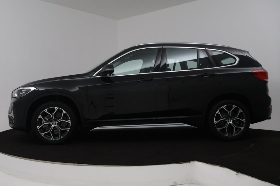 BMW X1 SDrive20i Business Edition Plus (TREKHAAK, STOELVERWARMING, CAMERA, SFEERVERLICHTING, DIGITALE COCKPIT)