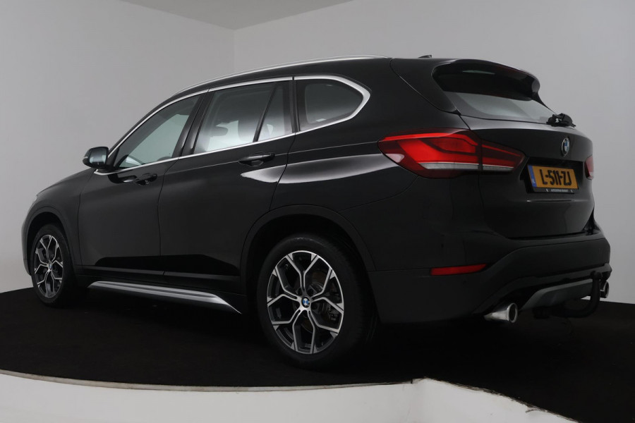 BMW X1 SDrive20i Business Edition Plus (TREKHAAK, STOELVERWARMING, CAMERA, SFEERVERLICHTING, DIGITALE COCKPIT)