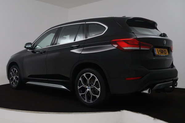 BMW X1 SDrive20i Business Edition Plus (TREKHAAK, STOELVERWARMING, CAMERA, SFEERVERLICHTING, DIGITALE COCKPIT)