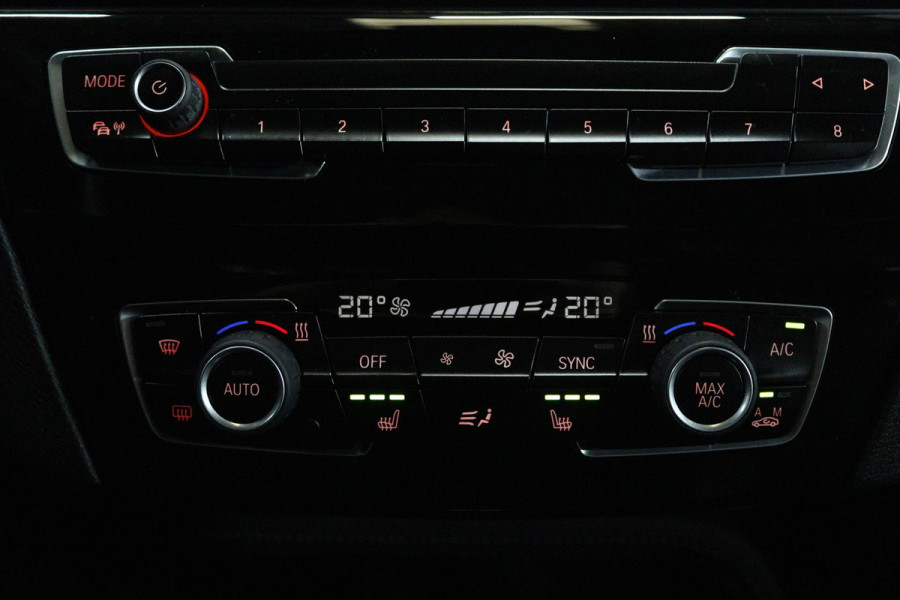 BMW X1 SDrive20i Business Edition Plus (TREKHAAK, STOELVERWARMING, CAMERA, SFEERVERLICHTING, DIGITALE COCKPIT)