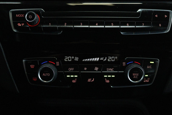 BMW X1 SDrive20i Business Edition Plus (TREKHAAK, STOELVERWARMING, CAMERA, SFEERVERLICHTING, DIGITALE COCKPIT)