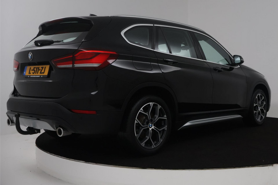 BMW X1 SDrive20i Business Edition Plus (TREKHAAK, STOELVERWARMING, CAMERA, SFEERVERLICHTING, DIGITALE COCKPIT)