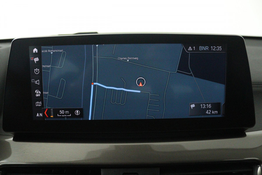 BMW X1 SDrive20i Business Edition Plus (TREKHAAK, STOELVERWARMING, CAMERA, SFEERVERLICHTING, DIGITALE COCKPIT)