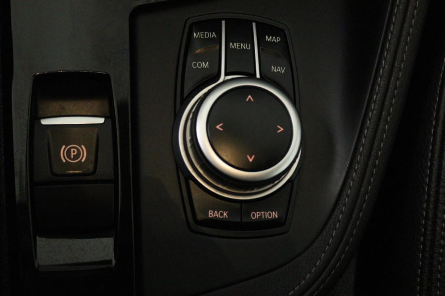 BMW X1 SDrive20i Business Edition Plus (TREKHAAK, STOELVERWARMING, CAMERA, SFEERVERLICHTING, DIGITALE COCKPIT)