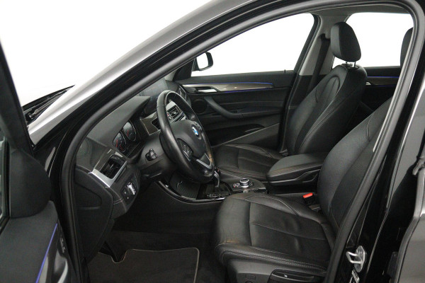 BMW X1 SDrive20i Business Edition Plus (TREKHAAK, STOELVERWARMING, CAMERA, SFEERVERLICHTING, DIGITALE COCKPIT)