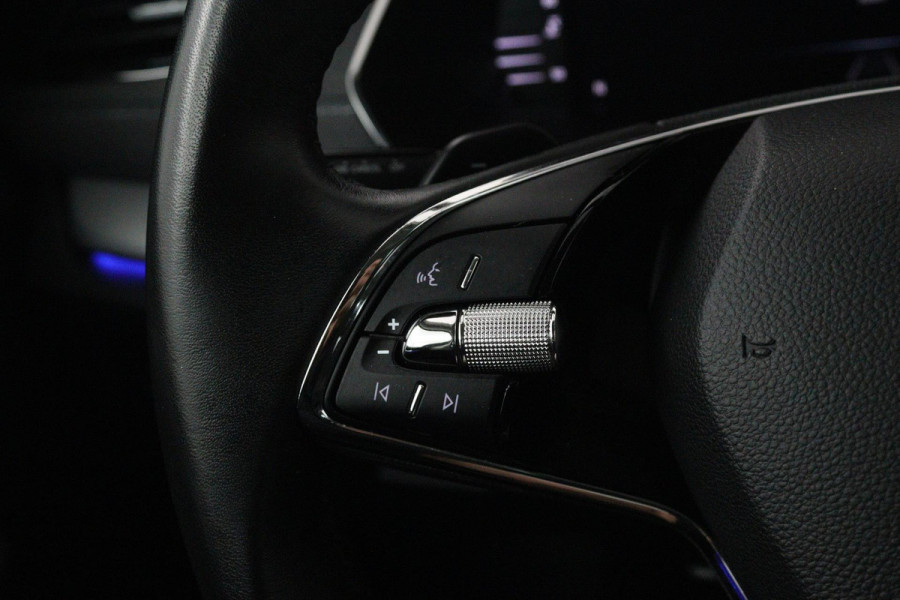 Škoda Octavia Combi 1.0 e-TSI Business Edition Plus (TREKHAAK, STOELVERWARMING, HEAD-UP, CAMERA, ELEKTR STOELEN, SFEERVERLICHTING)