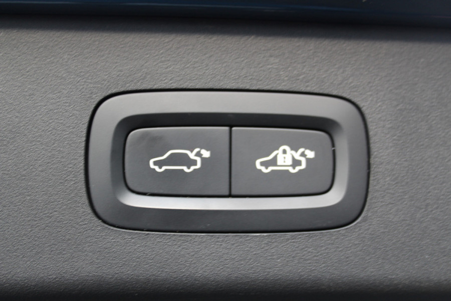 Lynk & Co 01 1.5-180pk AUTOMAAT ! Luxe hybride rijden voor een reëel bedrag ! Trekgewicht 1.800kg ! Autm. airco, navigatie, telefoonvoorb., metallic lak, LM wielen, elektr. panodak, camera 360gr., adaptieve cruise cntrl., LED verlichting, Apple carplay/Android auto etc etc