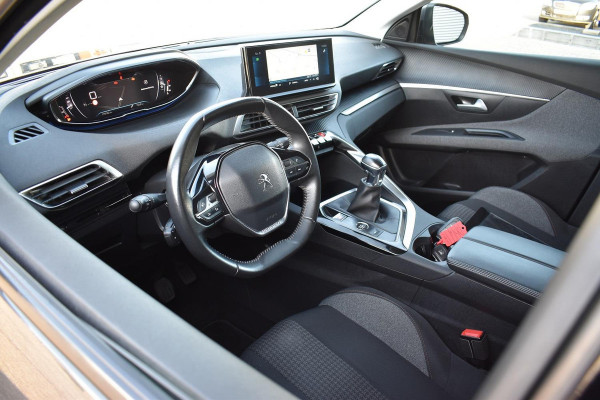 Peugeot 5008 1.2 PureTech 7 Persoons Navi Carplay Camera Trekhaak Dealer Onderhouden