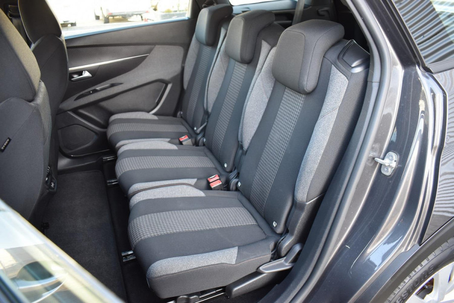 Peugeot 5008 1.2 PureTech 7 Persoons Navi Carplay Camera Trekhaak Dealer Onderhouden