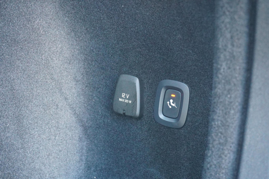 Volvo V60 2.0 T4 Momentum Pro + LEDER / PANO / TREKHAAK ELEKTRISCH