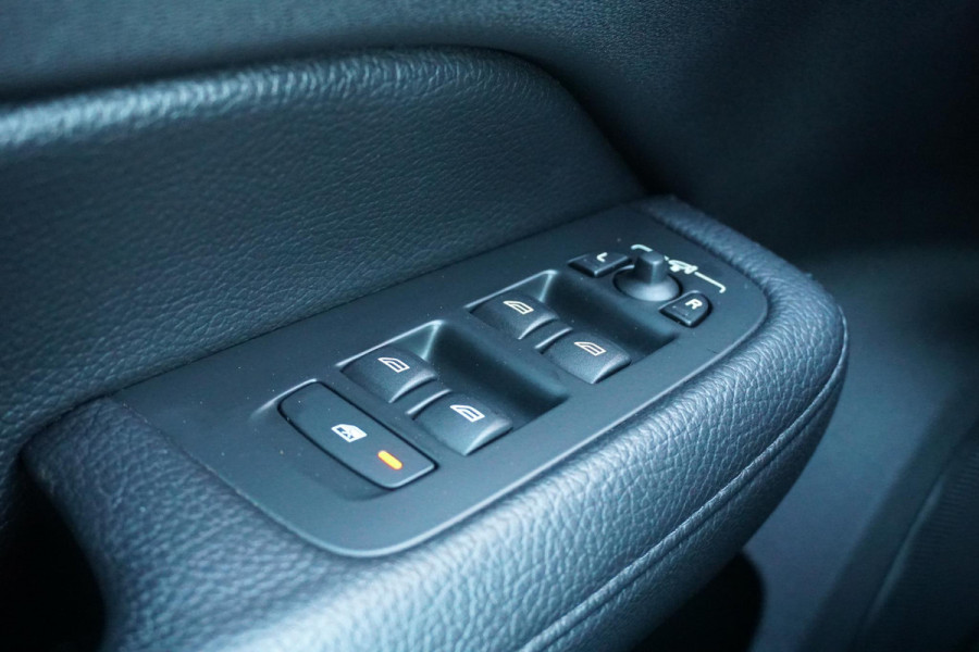 Volvo V60 2.0 T4 Momentum Pro + LEDER / PANO / TREKHAAK ELEKTRISCH