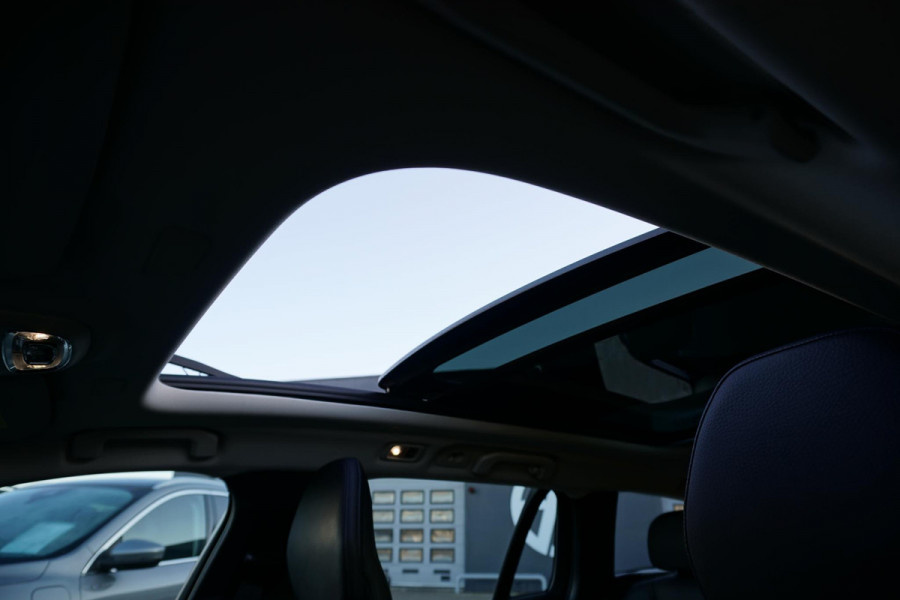 Volvo V60 2.0 T4 Momentum Pro + LEDER / PANO / TREKHAAK ELEKTRISCH