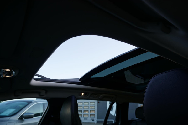 Volvo V60 2.0 T4 Momentum Pro + LEDER / PANO / TREKHAAK ELEKTRISCH